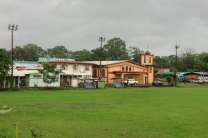 Fußballplatz und Kirche in Puerto Viejo