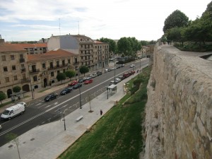Salamanca - Blick von der Stadtmauer auf den Paseo Rector Esperabé
